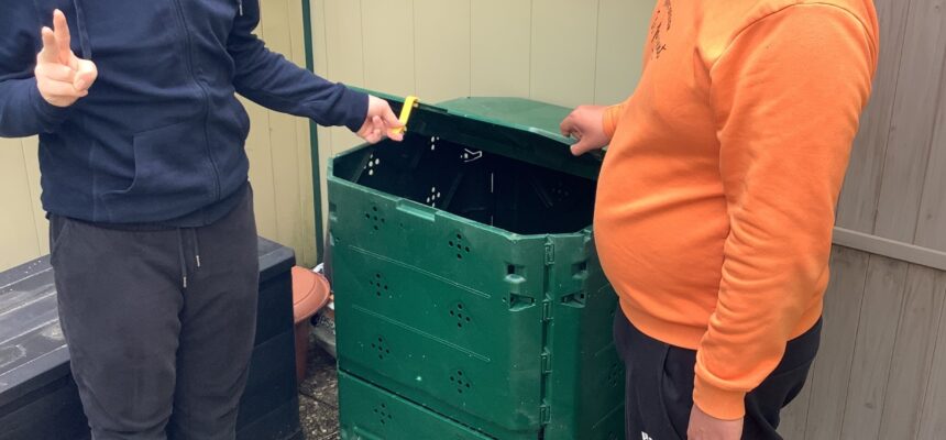 Wir machen unseren eigenen Kompost Wir machen unseren eigenen Kompost
