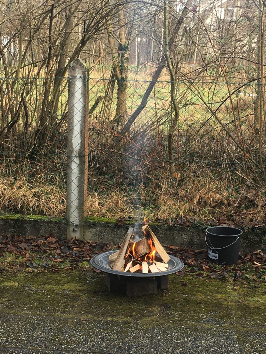 Neujahrsritual am Feuer